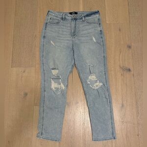 Hollister Ultra High Rise Mom Jeans - 12R/31